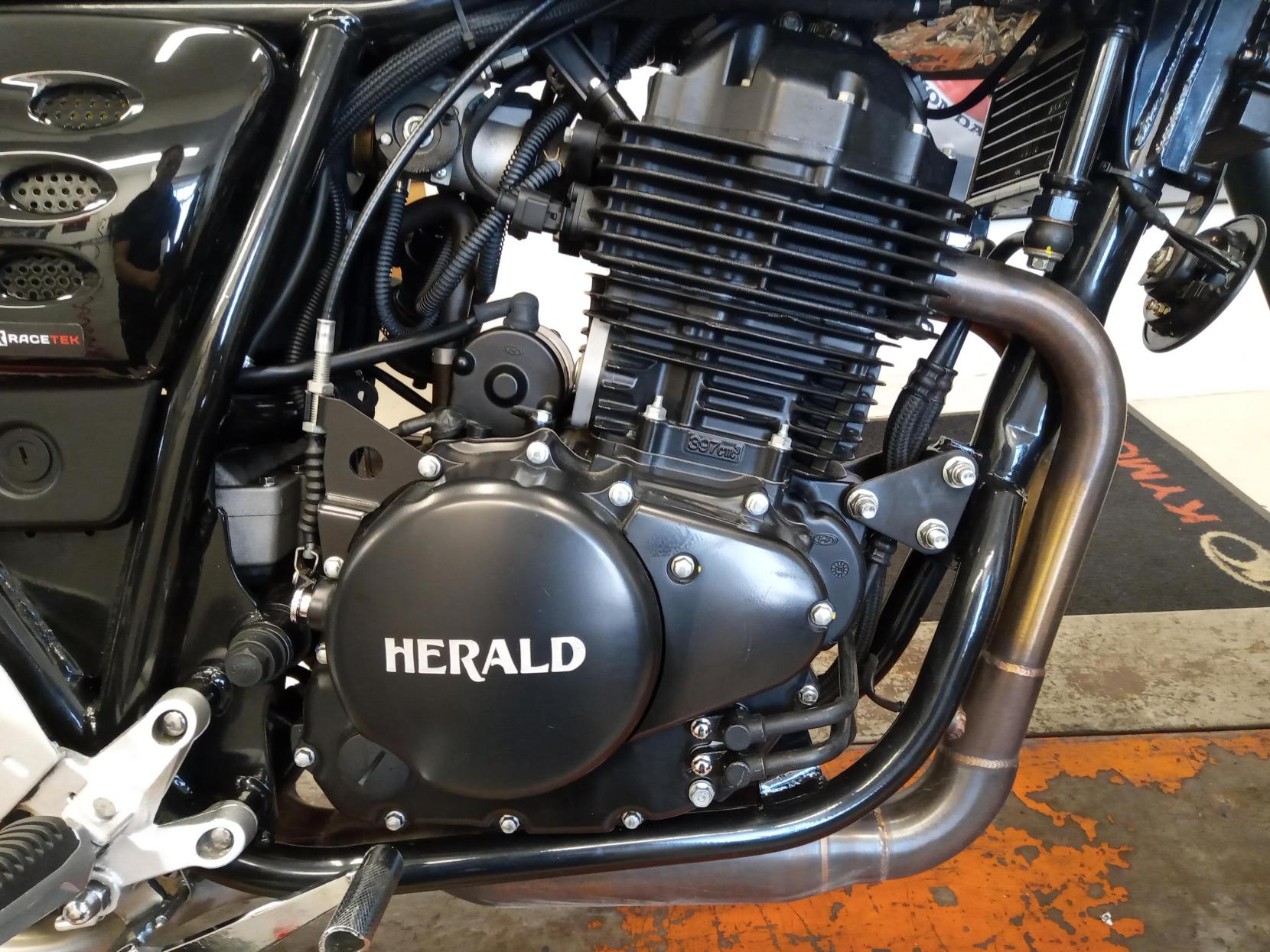 Herald Motor Co Cafe 400 Naked (2014 - )