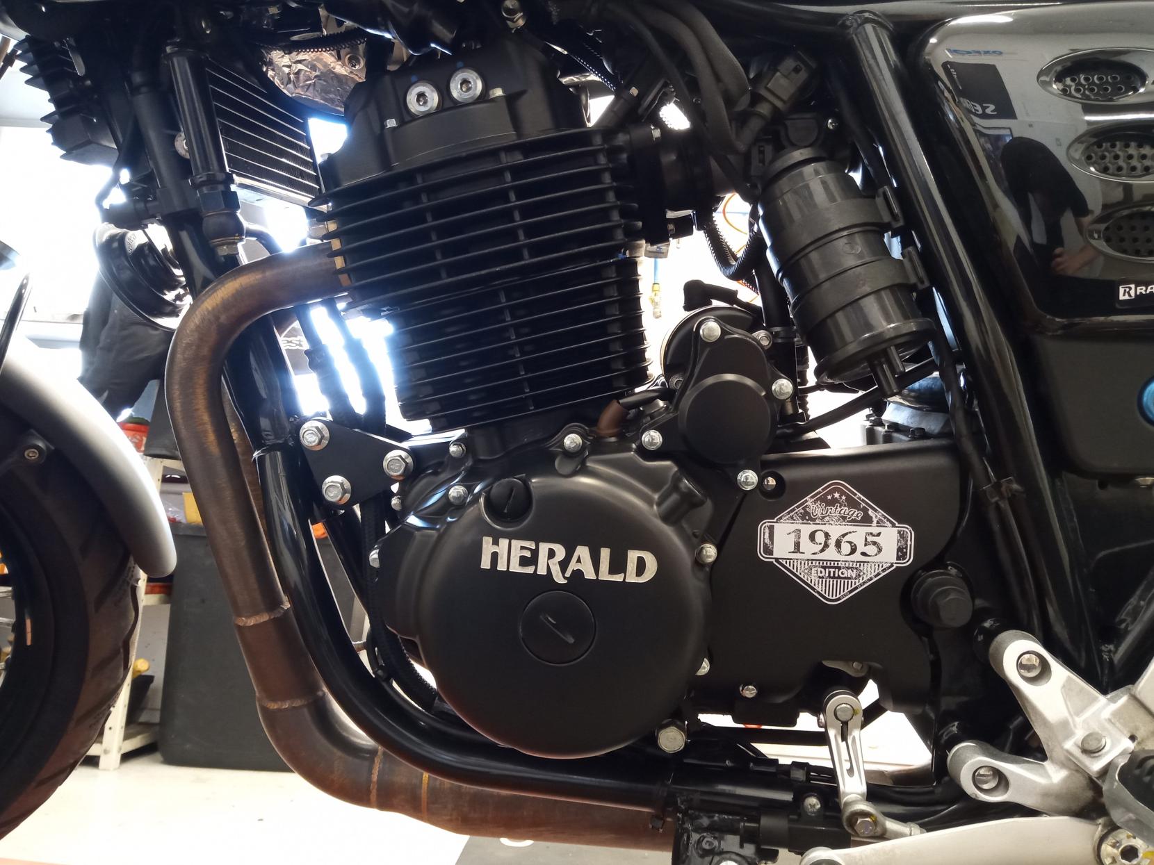 Herald Motor Co Cafe 400 Naked (2014 - )