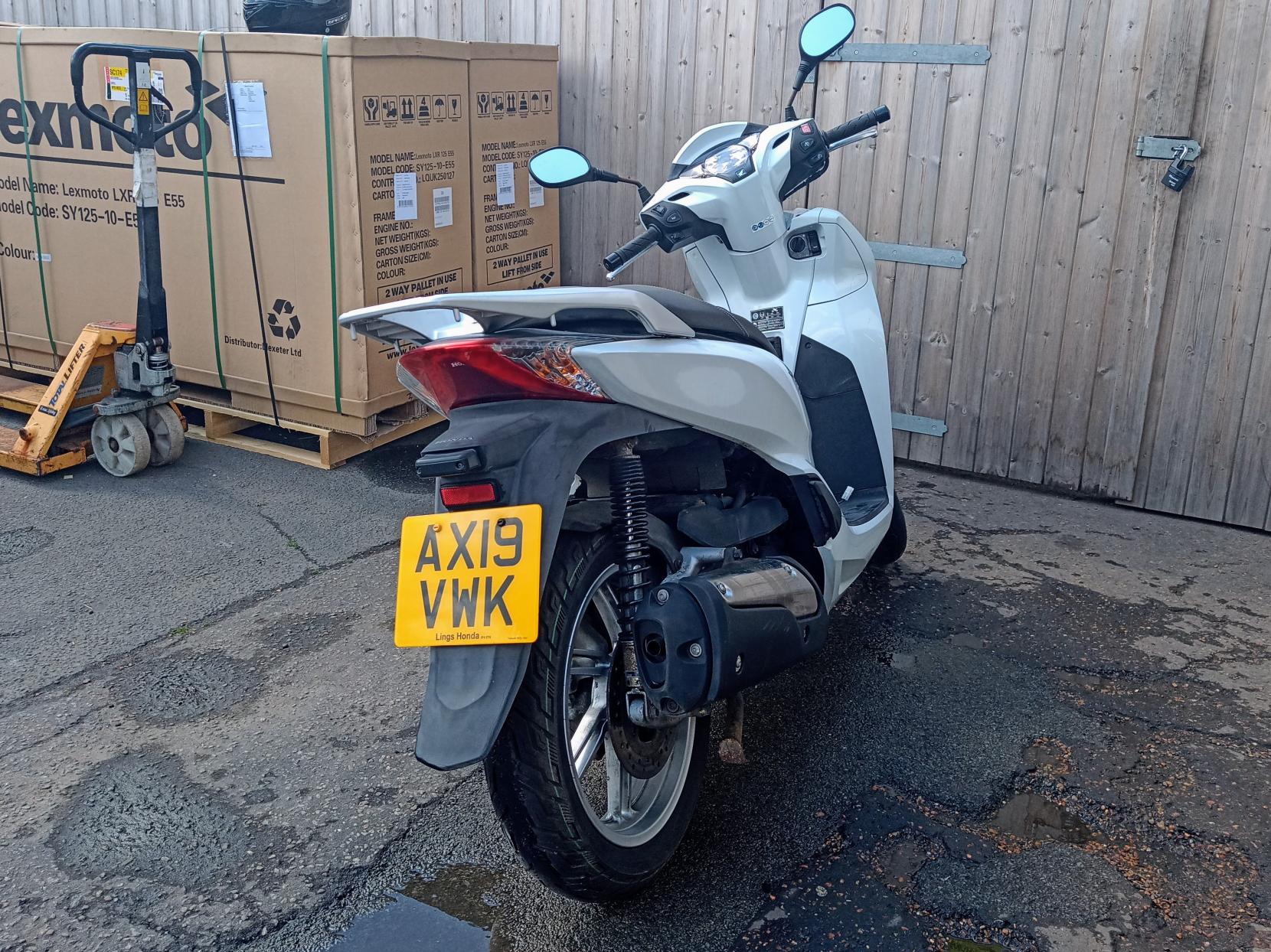 Honda SH300i 300 Scooter Petrol CVT Euro 4 (26 ps)