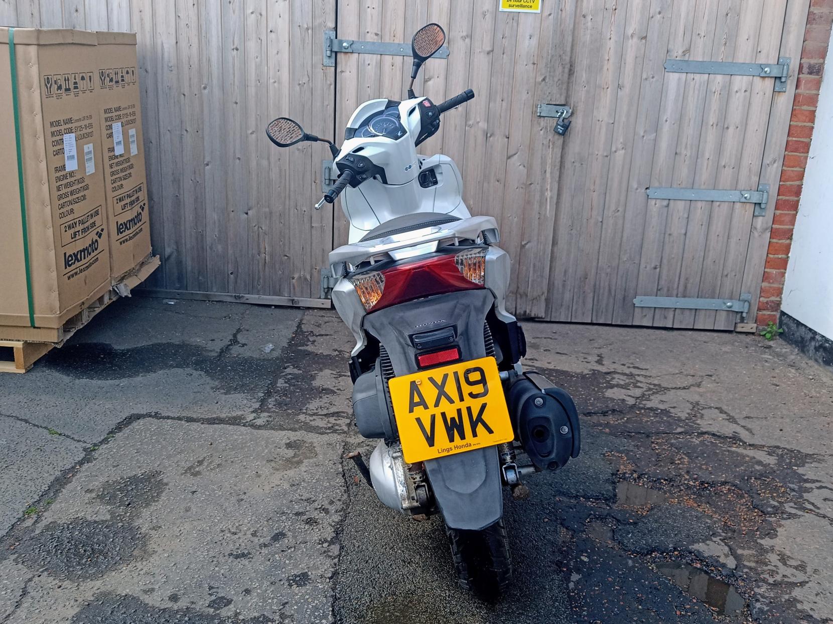 Honda SH300i 300 Scooter Petrol CVT Euro 4 (26 ps)