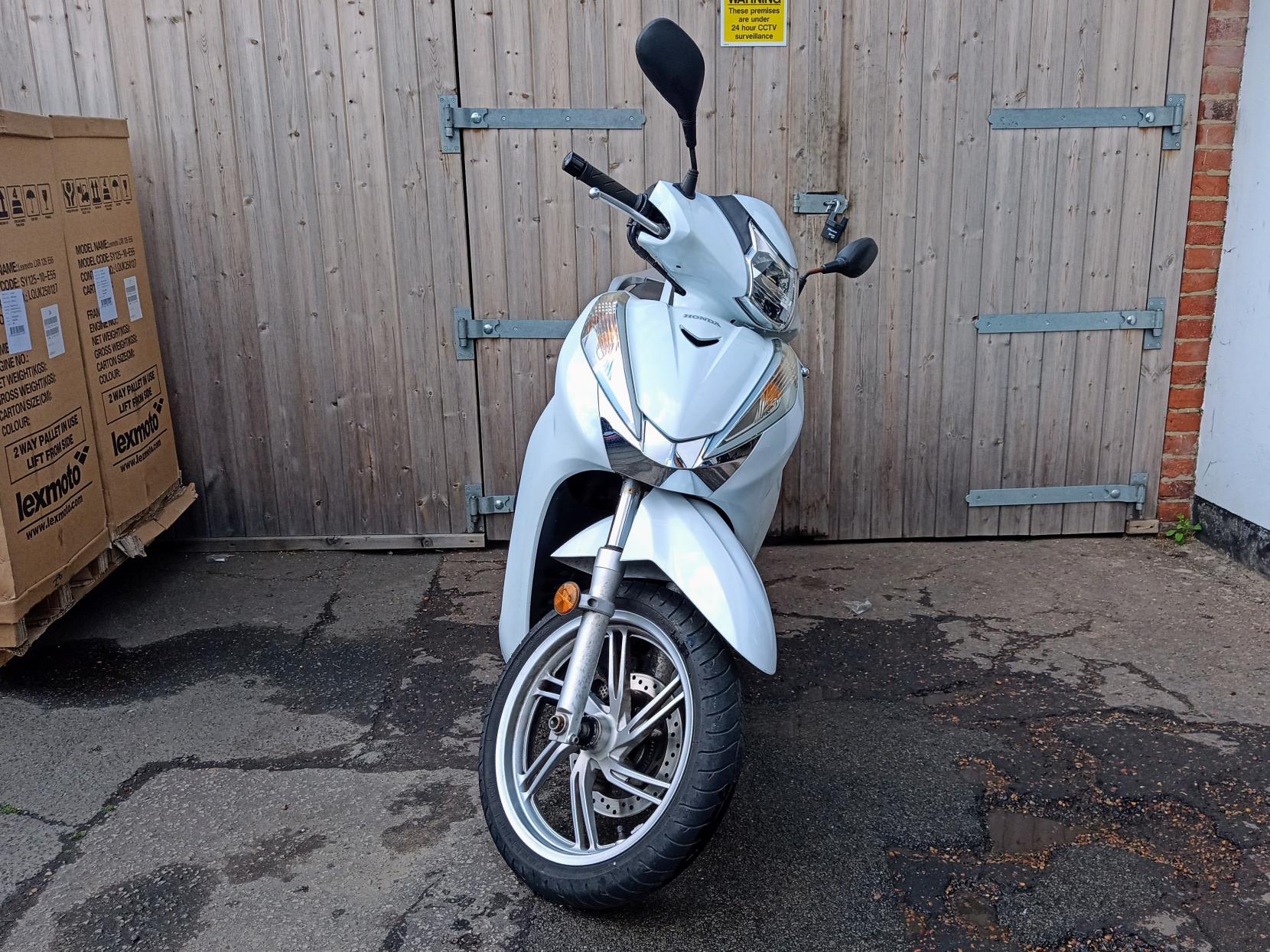 Honda SH300i 300 Scooter Petrol CVT Euro 4 (26 ps)