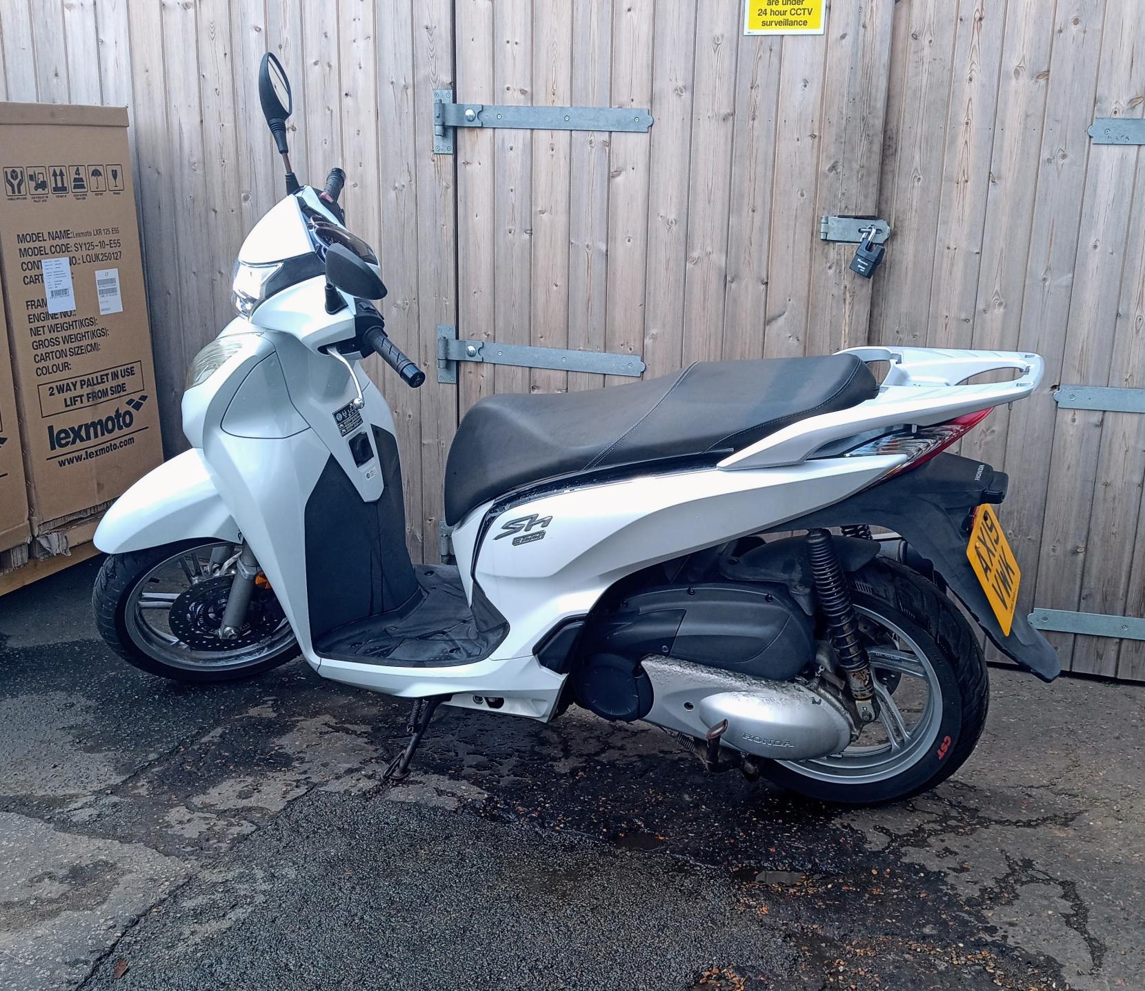 Honda SH300i 300 Scooter Petrol CVT Euro 4 (26 ps)