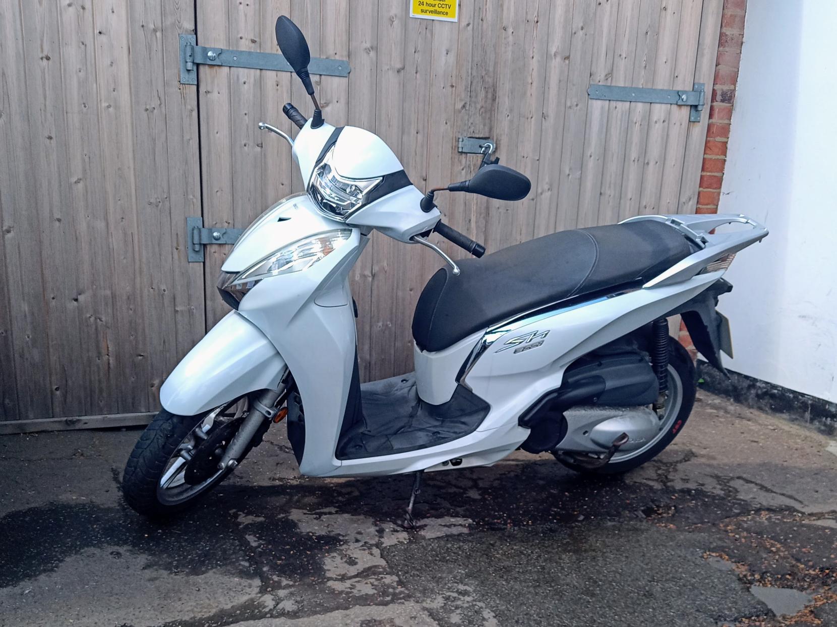 Honda SH300i 300 Scooter Petrol CVT Euro 4 (26 ps)