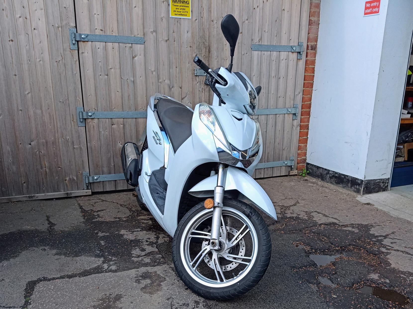 Honda SH300i 300 Scooter Petrol CVT Euro 4 (26 ps)