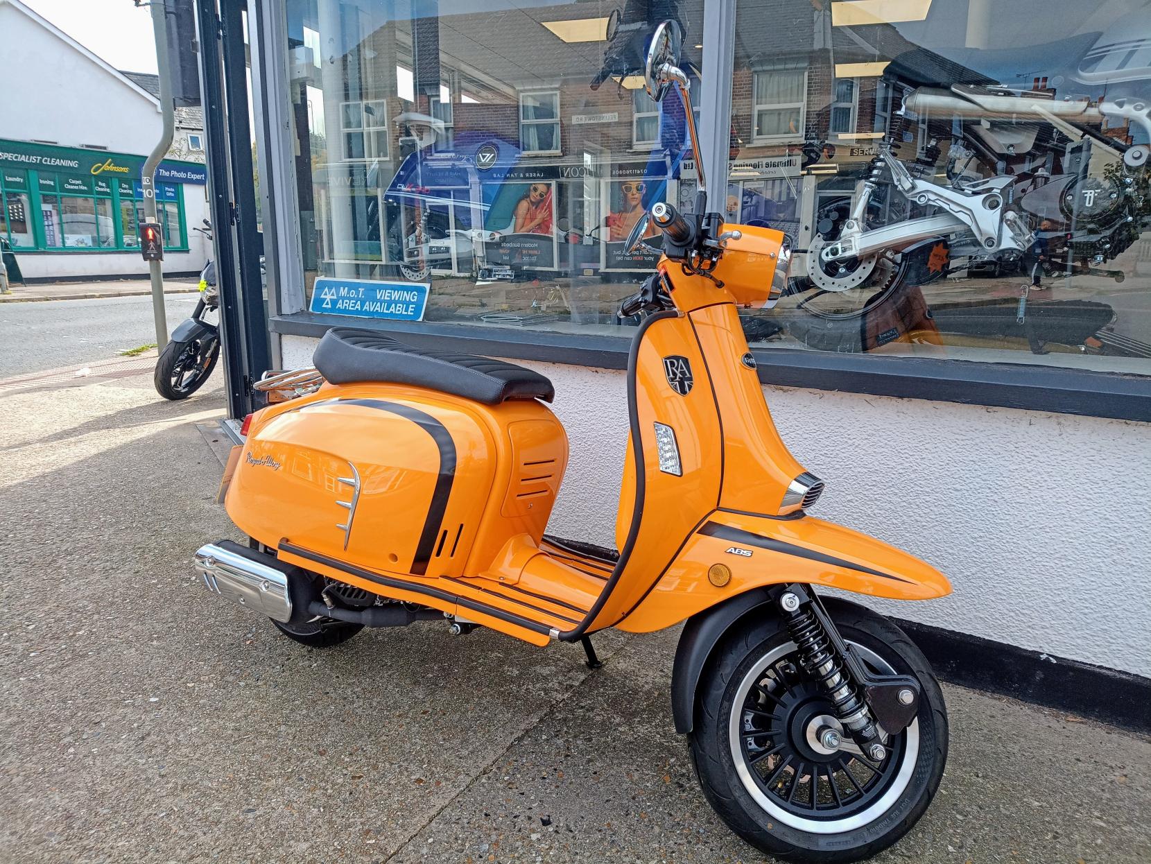 Royal Alloy GT 125 125 Scooter Petrol CVT Euro 5 (9 ps)