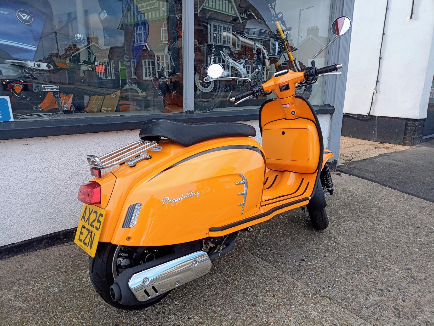 Royal Alloy GT 125 125 Scooter Petrol CVT Euro 5 (9 ps)