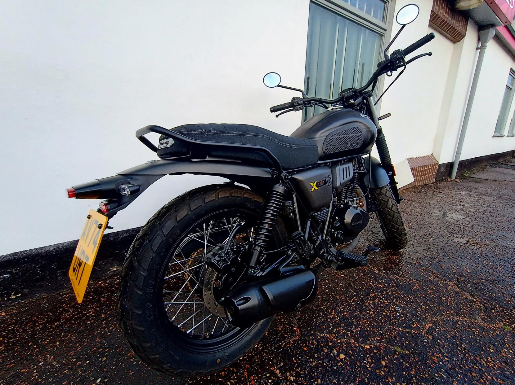 Keeway X-Light 125 125 Roadster/Retro Petrol Manual Euro 5 (11 ps)