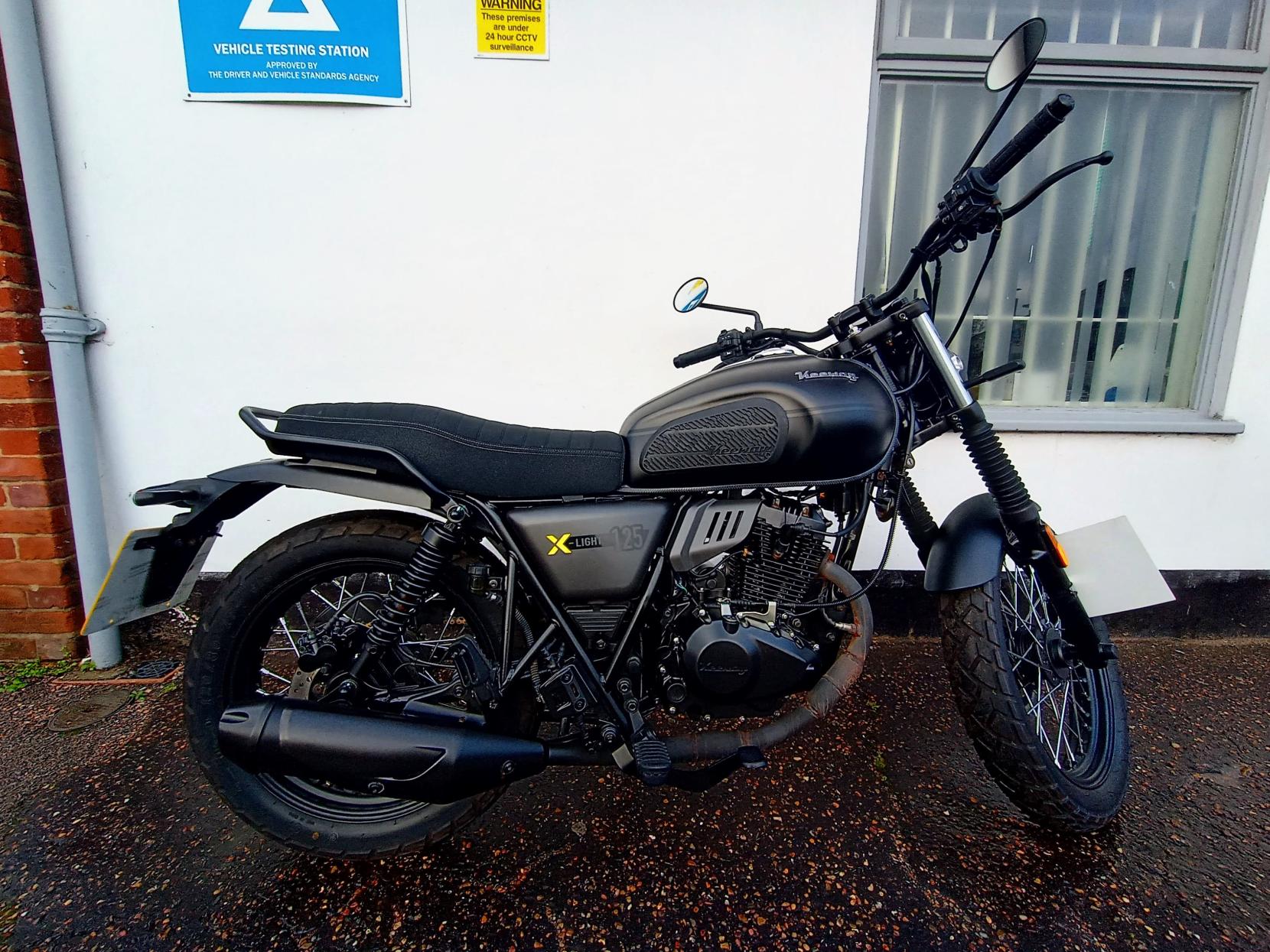 Keeway X-Light 125 125 Roadster/Retro Petrol Manual Euro 5 (11 ps)