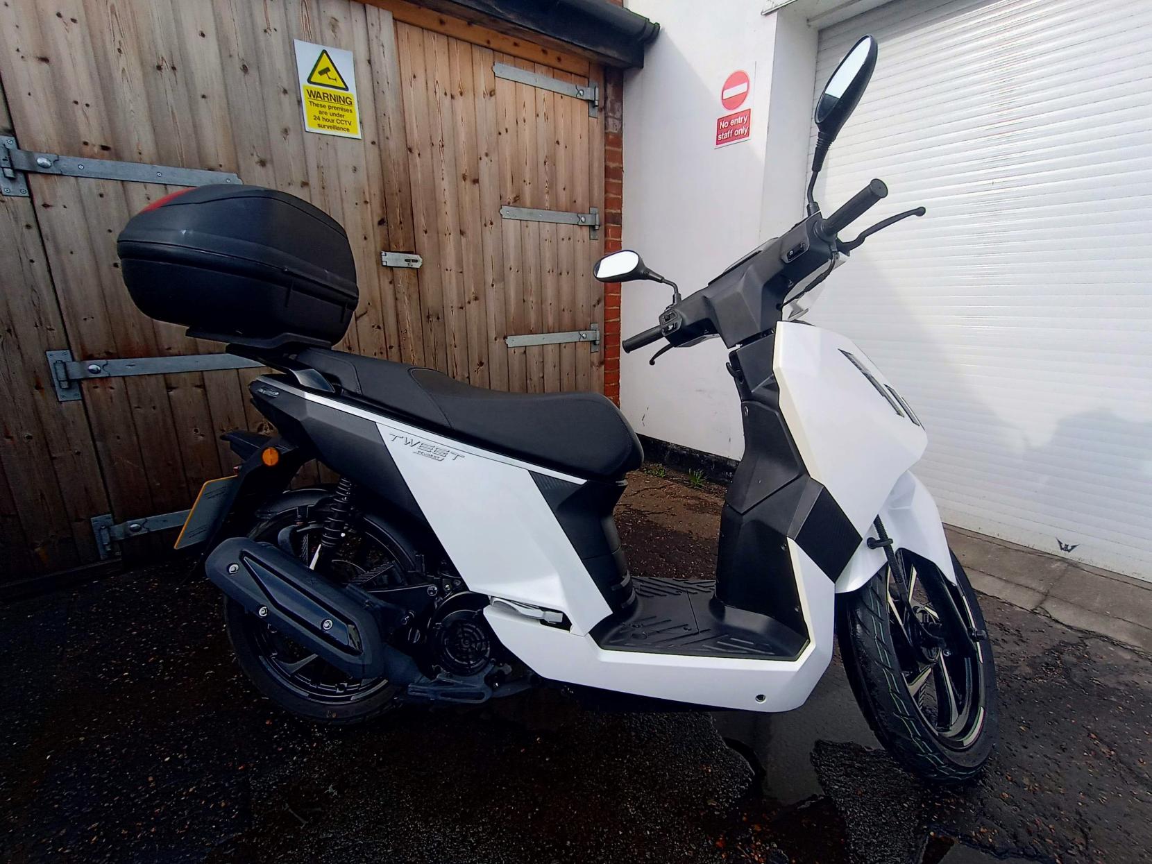 Peugeot Tweet 125 125 Scooter Petrol CVT Euro 5 (11 ps)