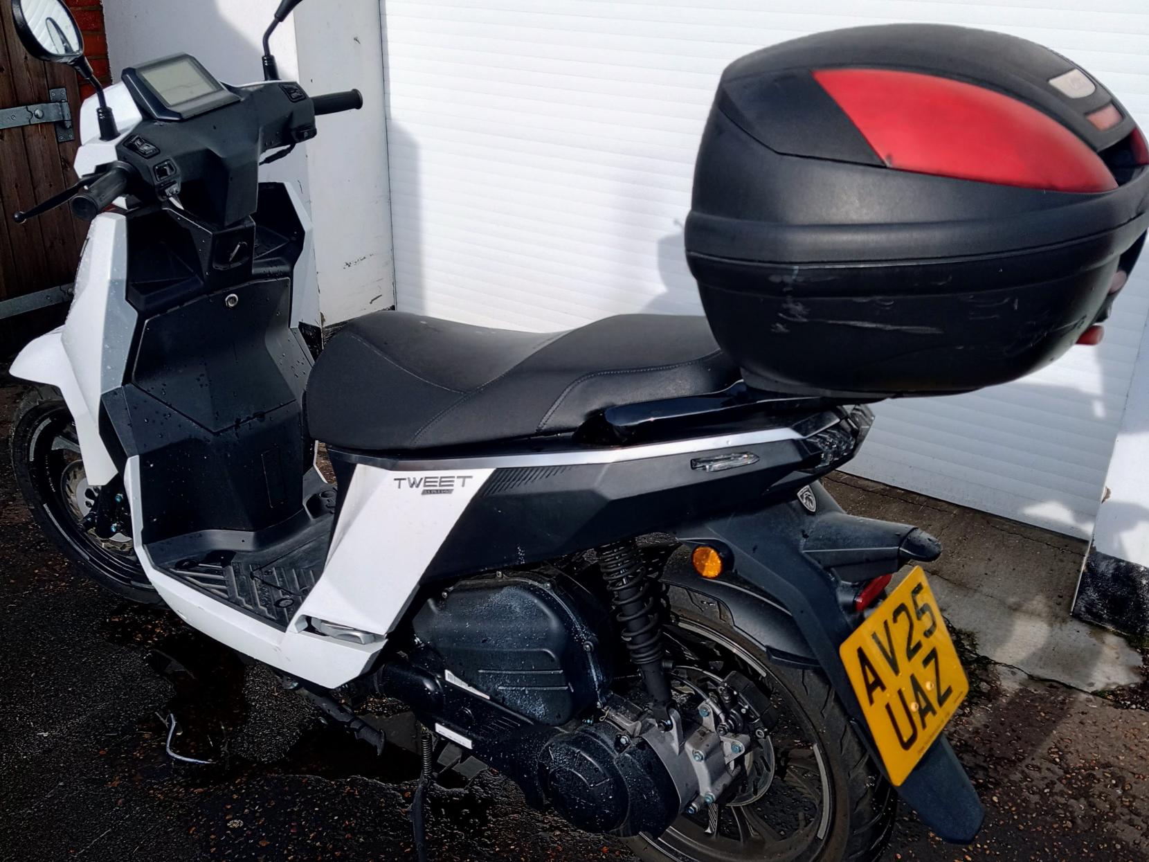Peugeot Tweet 125 125 Scooter Petrol CVT Euro 5 (11 ps)
