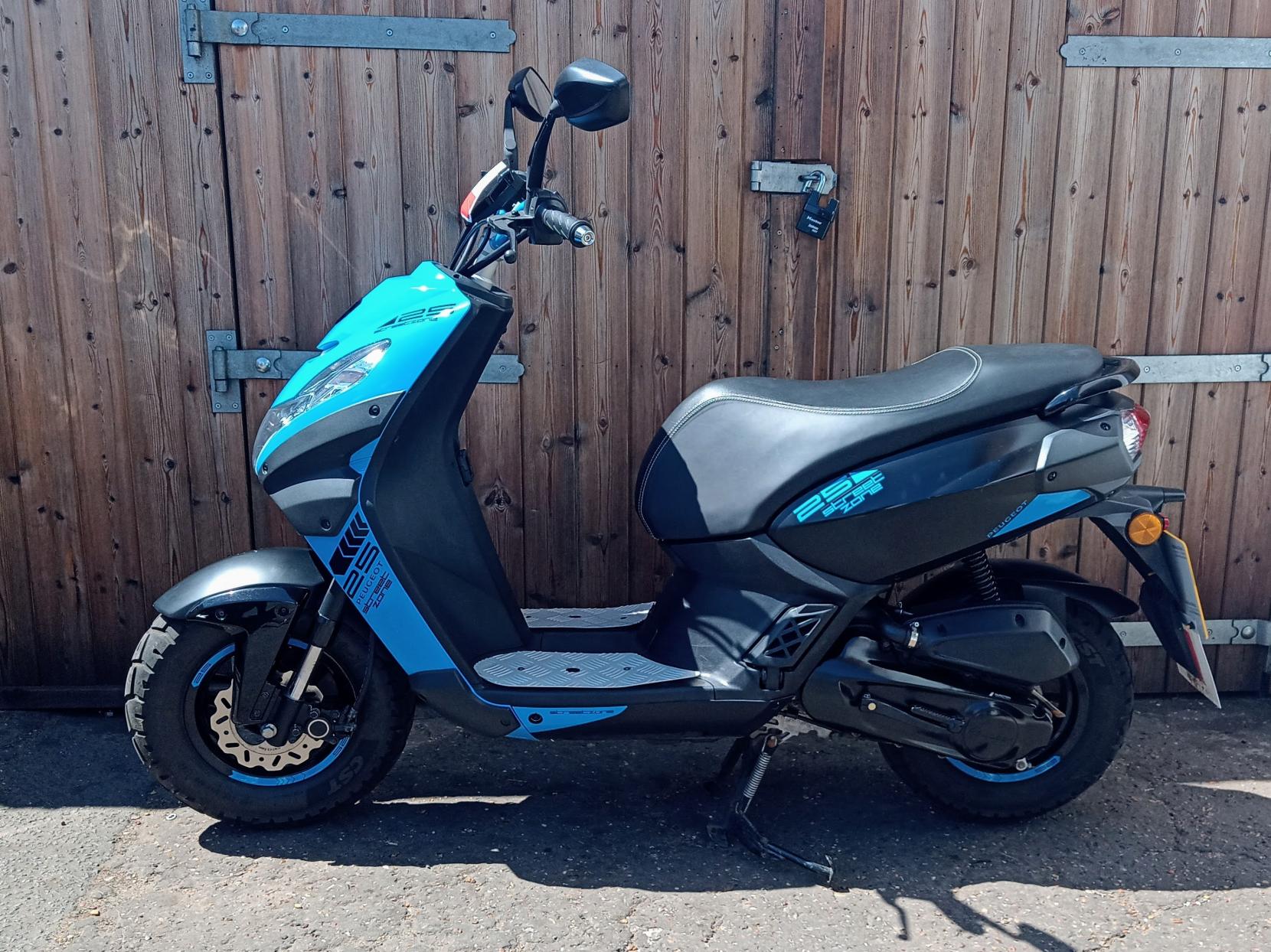 Peugeot Streetzone 50 50 Moped Petrol CVT Euro 5 (3 ps)