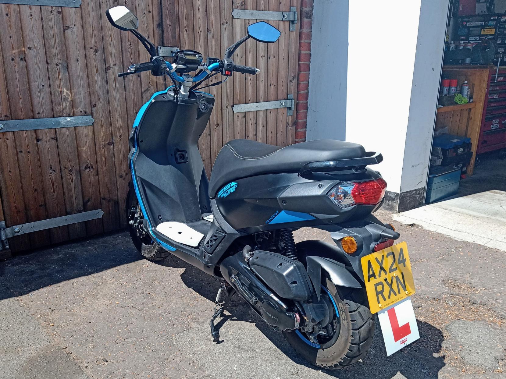 Peugeot Streetzone 50 50 Moped Petrol CVT Euro 5 (3 ps)