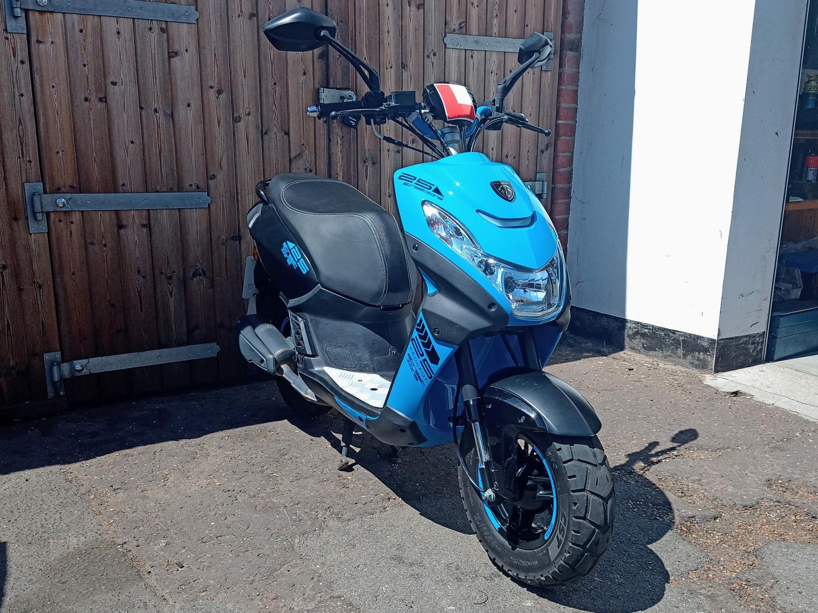 Peugeot Streetzone 50 50 Moped Petrol CVT Euro 5 (3 ps)